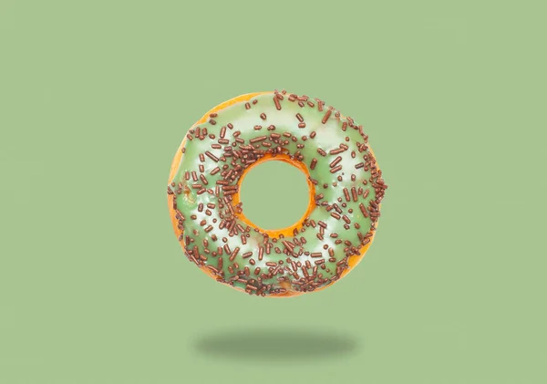 Donut vert sur fond vert pastel . — Photo