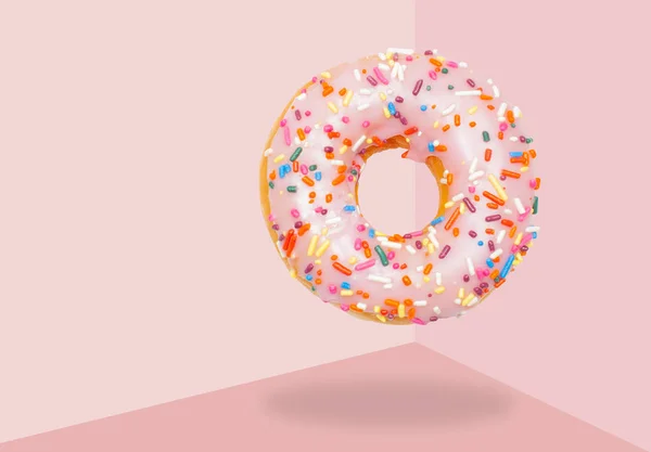 Donut rosa no fundo rosa pastel . — Fotografia de Stock