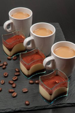 Mini tatlı tirayisu ve süt ile kahve 