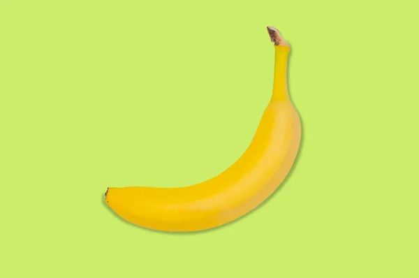 Banan na zielonym tle — Zdjęcie stockowe