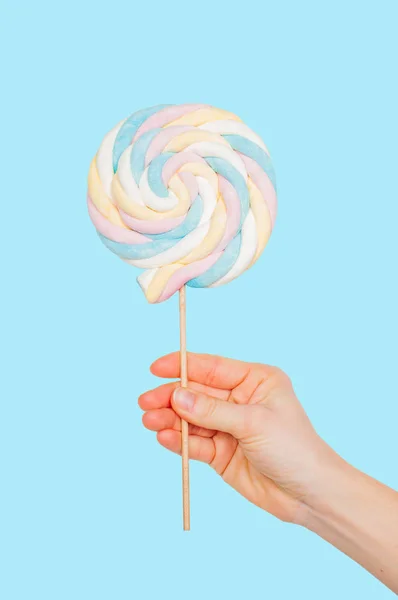 Pastel mavi arka planda şeker lolipop — Stok fotoğraf
