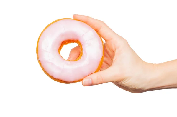 Mão feminina segurando donut colorido no fundo branco pastel — Fotografia de Stock