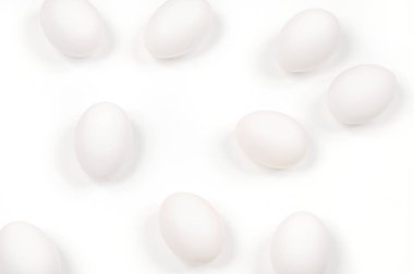 Beyaz yumurta. Beyaz arka plan üzerinde çiğ yumurta. 