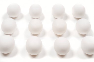 Beyaz yumurta. Beyaz arka plan üzerinde çiğ yumurta. 