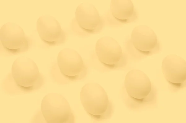 Жовте яйце. Сирі яйця на пастельному жовтому фоні . — стокове фото