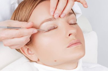 Kirpikleri, kirpikleri, boyaları, kıvrımları, kaplamaları ve kirpikleri yapan kadın.