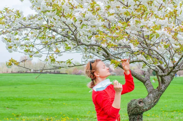 Tavaszi allergia. Gyönyörű nő élvezi természet virágzó fa. — Stock Fotó