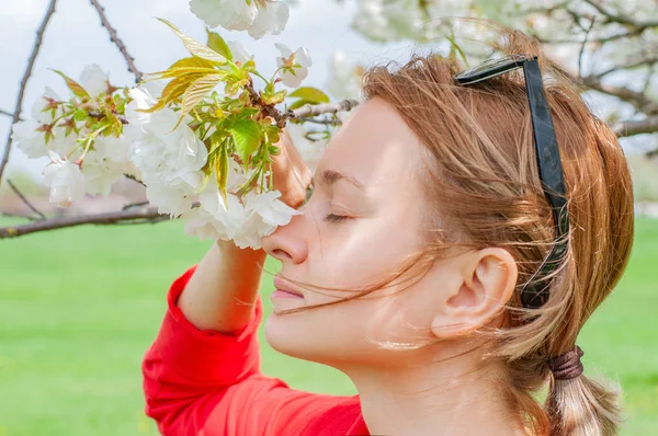 Alergie de primăvară. Frumoasă femeie care se bucură de natură copac înflorit . — Fotografie, imagine de stoc