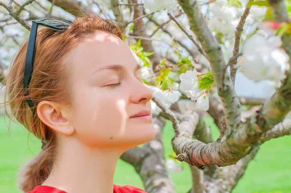 Alergie de primăvară. Frumoasă femeie care se bucură de natură copac înflorit . — Fotografie, imagine de stoc