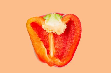 Mercan pastel arka planda havada yarım kırmızı biber havada havada havada. 