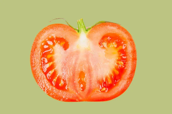 Pomidor unieść w powietrzu na zielonym tle pastelowych. — Zdjęcie stockowe