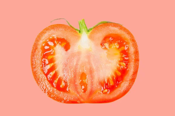 Pomidor unieść w powietrzu na różowe pastelowe tło. — Zdjęcie stockowe
