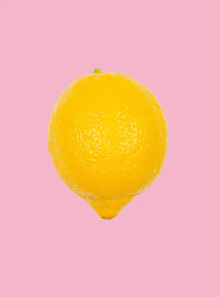 Limone levitare in aria su sfondo rosa pastello. Concetto di levitazione dei frutti . — Foto Stock