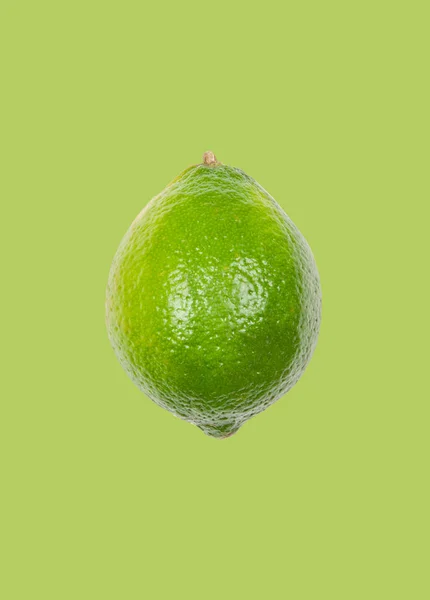 Levitar cal en el aire sobre fondo verde. Concepto de levitación de frutas . — Foto de Stock