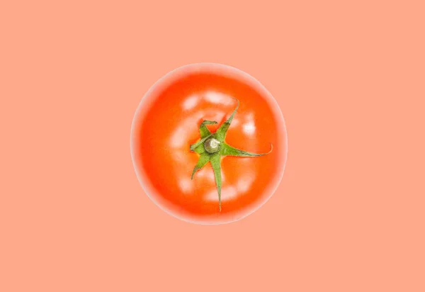 Pomidor unieść w powietrzu na różowe pastelowe tło. Koncepcja lewitacji roślinnej. — Zdjęcie stockowe