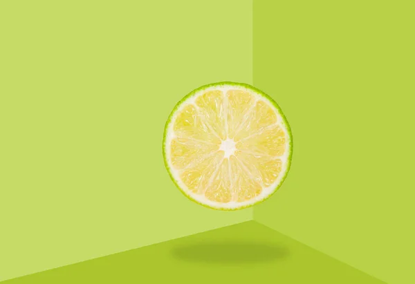 Lime levitar no ar sobre fundo verde. Conceito de levitação dos frutos . — Fotografia de Stock