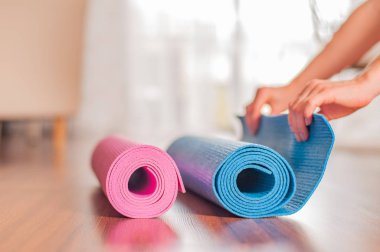 Evde egzersiz sonrası yoga veya fitness mat katlanır Çekici genç kadın