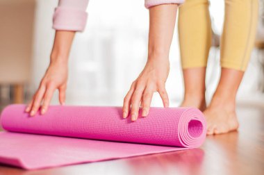Evde egzersiz sonrası yoga veya fitness mat katlanır Çekici genç kadın