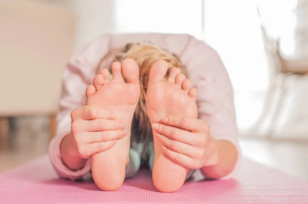 Mujer practicando yoga, sentada hacia adelante pose de flexión, haciendo ejercicio paschimottanasana — Foto de Stock