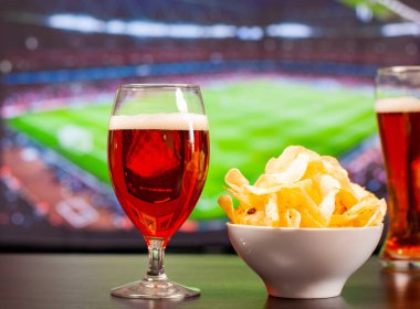 Tv önünde bira bardakları ve cips, evde futbol