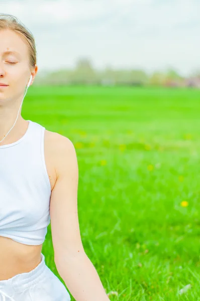 Meditaţie. Femeia care face yoga și ascultă muzică relaxantă . — Fotografie, imagine de stoc