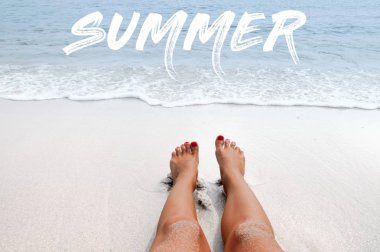 Yaz yazı ile deniz arka plan. Sahilde kadın bacakları.