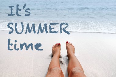 Yaz zamanı harflerle deniz arka planı. Sahilde kadın bacakları.