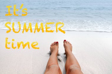 Yaz zamanı harflerle deniz arka planı. Sahilde kadın bacakları.