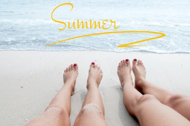 Yaz yazı ile deniz arka plan. Sahilde kadın bacakları.