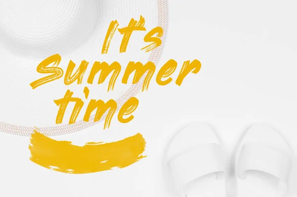 É hora de verão texto sobre fundo branco, chapéu de verão e sandálias . — Fotografia de Stock