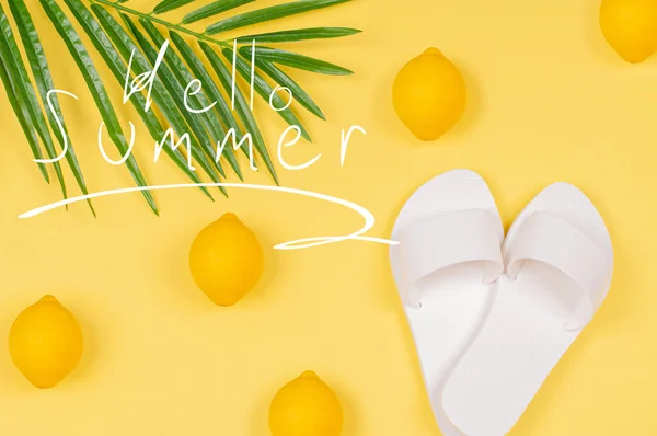 Olá Texto de verão sobre fundo amarelo com limão, sandálias e folha de palma tropical verde . — Fotografia de Stock