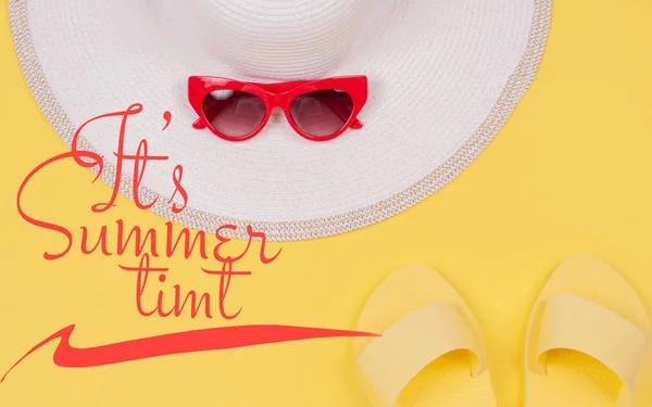 Es texto de la hora de verano sobre fondo amarillo, sandalias de verano, sombrero blanco y gafas de sol . — Foto de Stock