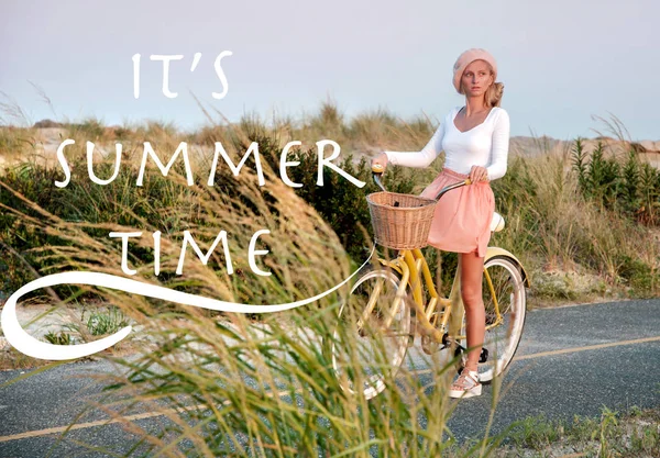 Vrouw met fiets op het strand. Zomertijd. — Stockfoto