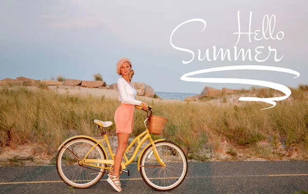 Mulher com andar de bicicleta na praia. Olá verão . — Fotografia de Stock