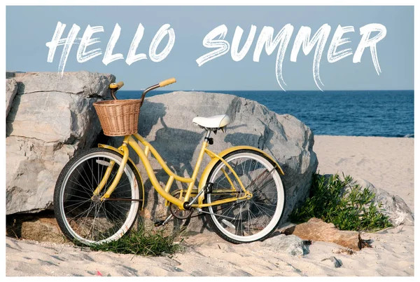 Zomer fiets op het strand. Zee achtergrond met belettering Hello Summer. — Stockfoto