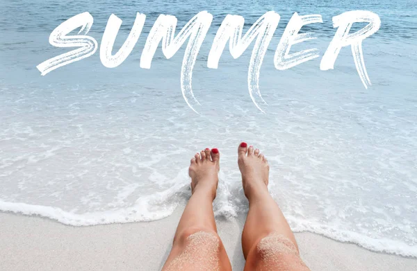 Θαλάσσιο φόντο με γράμματα καλοκαίρι. Γυναικεία πόδια στην παραλία. — Φωτογραφία Αρχείου