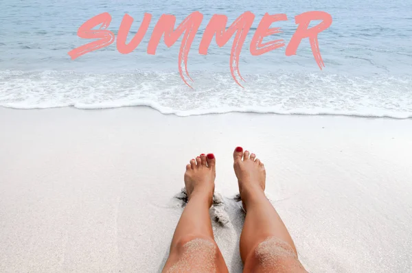 Zee achtergrond met belettering zomer. Vrouwelijke benen op het strand. — Stockfoto