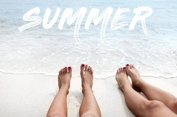 Zee achtergrond met belettering zomer. Vrouwelijke benen op het strand. — Stockfoto