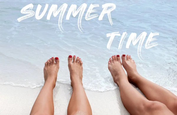 夏のレタリングと海の背景。ビーチで女性の足. — ストック写真
