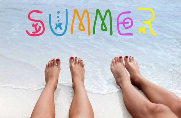 Zee achtergrond met belettering zomer. Vrouwelijke benen op het strand. — Stockfoto