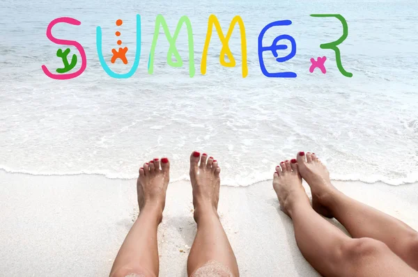 Zee achtergrond met belettering zomer. Vrouwelijke benen op het strand. — Stockfoto