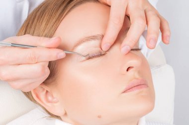 Kirpikleri, kirpikleri, boyaları, kıvrımları, kaplamaları ve kirpikleri yapan kadın.