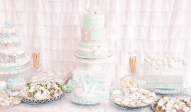 Bir bebek duş sevimli parti için Tatlı masa dekorasyonu