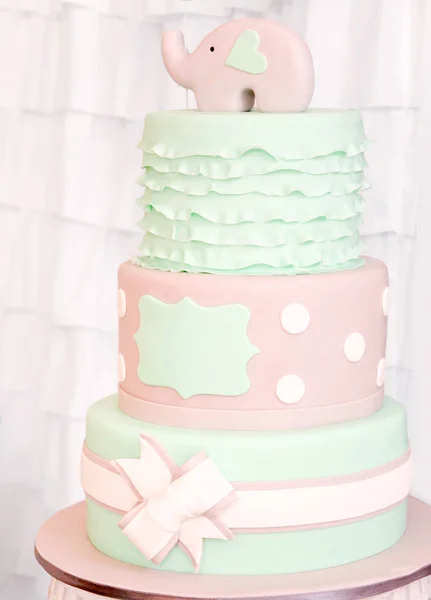 Торт для вечеринки в честь рождения ребенка. Вкусный праздничный торт . — стоковое фото