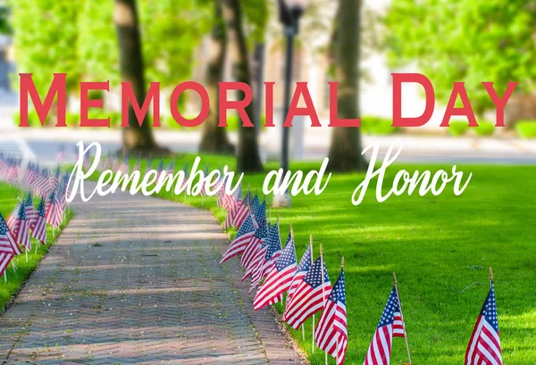 Americké vlajky se rozprostřel na trávníku veřejného parku jako součást slavnosti pamětní den.. — Stock fotografie
