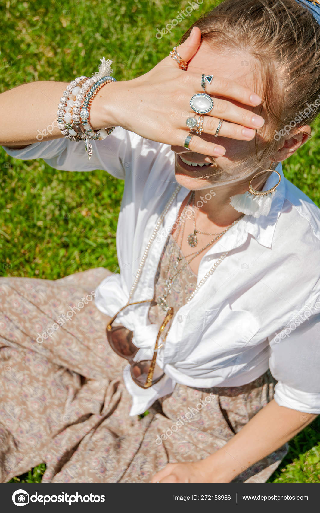 Mulher bonita estilo boho com um monte de acessórios, anéis e