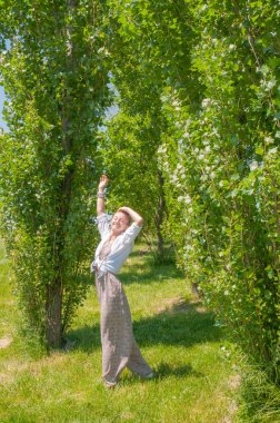 Aksesuarları bir sürü güzel boho tarzı kadın ve tulum parkta yaz saati zevk.