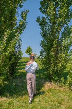 Parkta yaz saati zevk tulum güzel boho tarzı kadın.