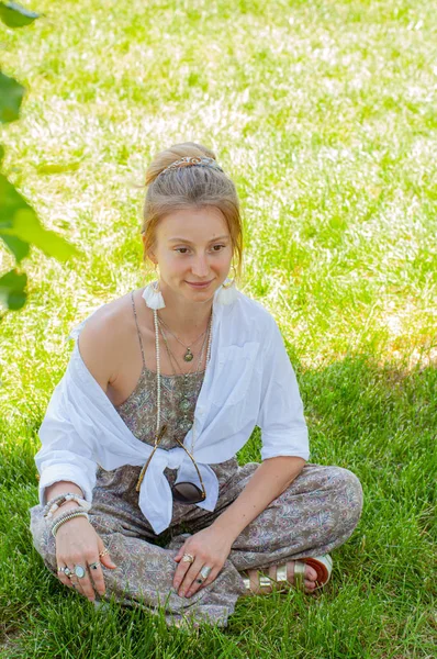 Frumoasă femeie în stil boho cu accesorii, inele și brățări care se bucură de o zi însorită de vară în parc . — Fotografie, imagine de stoc
