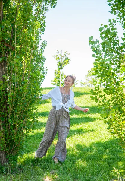 Frumoasă femeie în stil boho în salopetă la modă bucurându-se de libertate într-o zi însorită . — Fotografie, imagine de stoc
